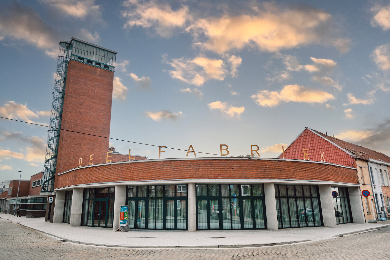 De voorkant van De Deelfabriek in Kortrijk, met de letters DEELFABRIEK op de gevel